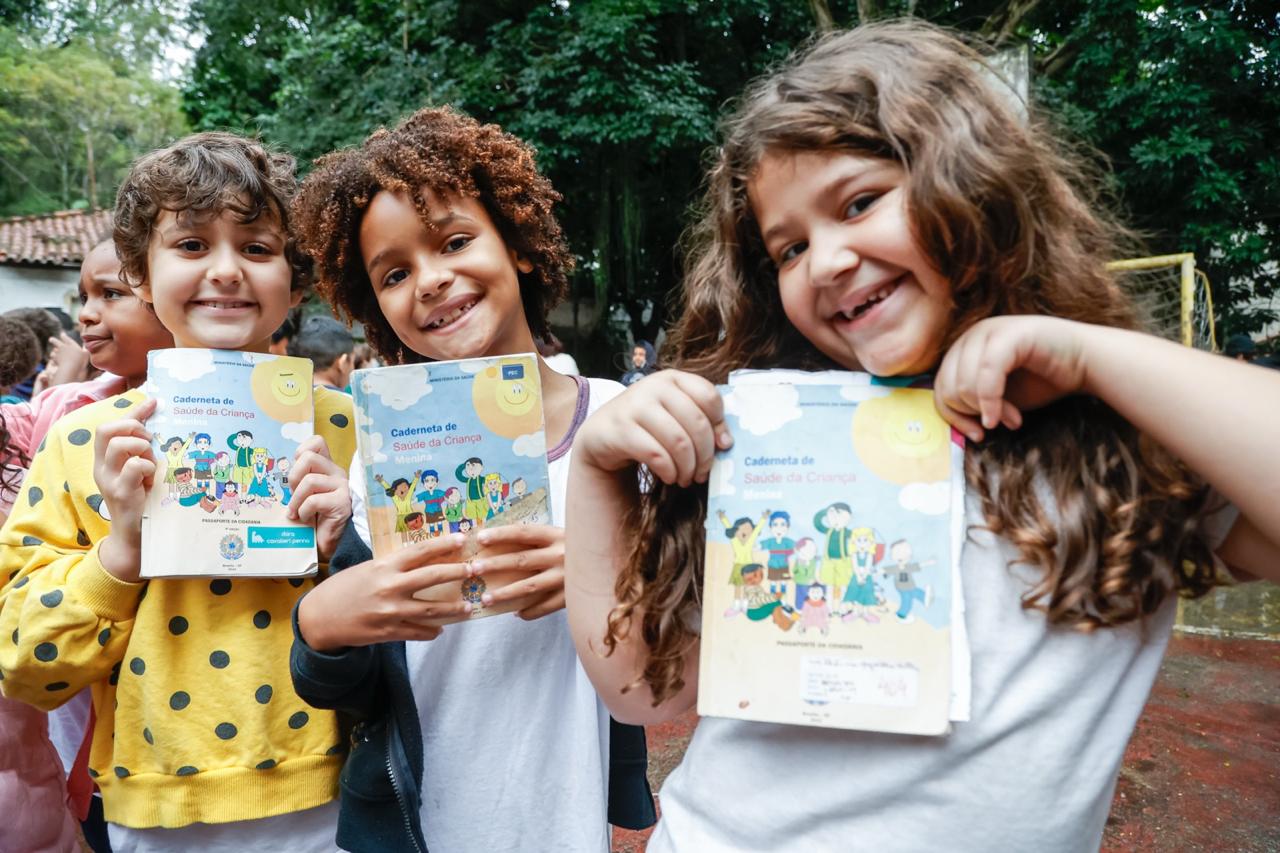 Mãe com seu bebê no colo