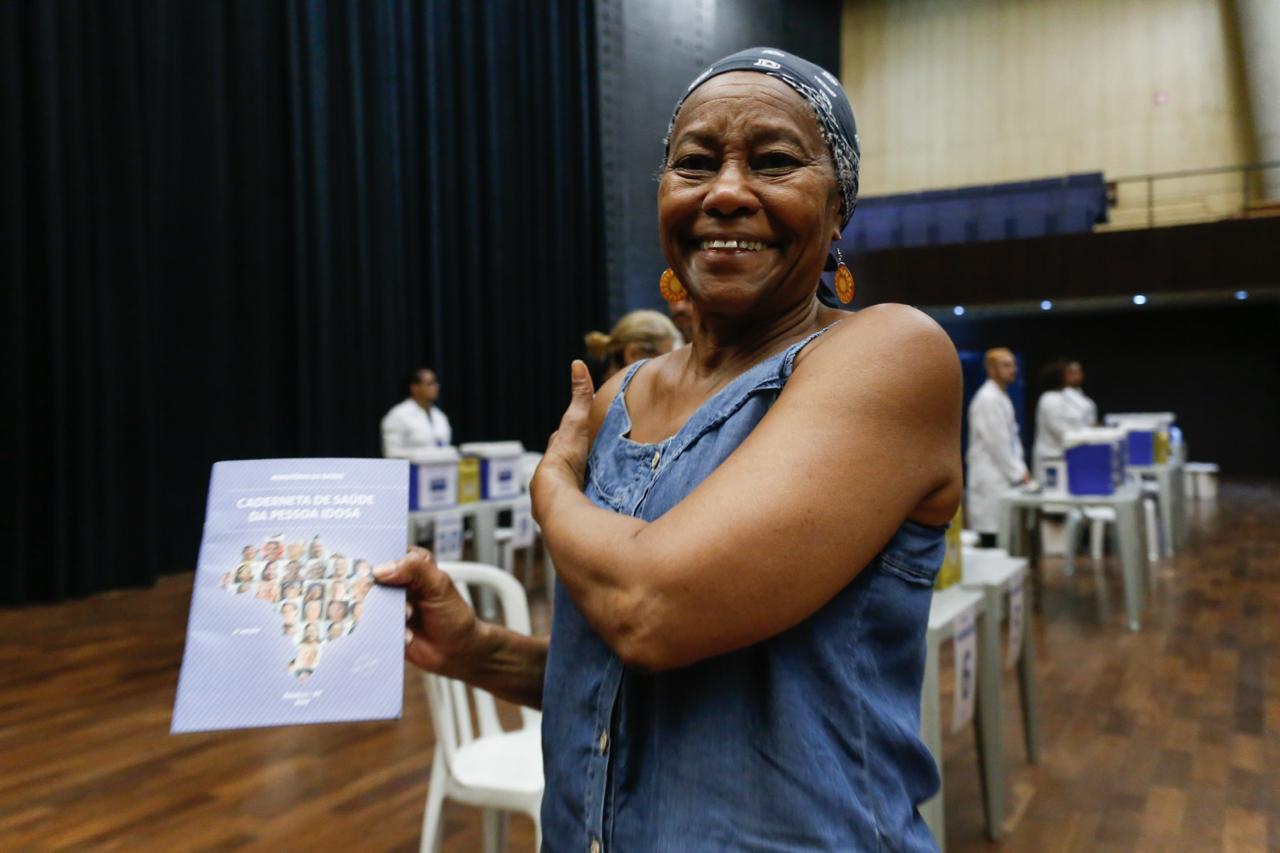 Mãe com seu bebê no colo