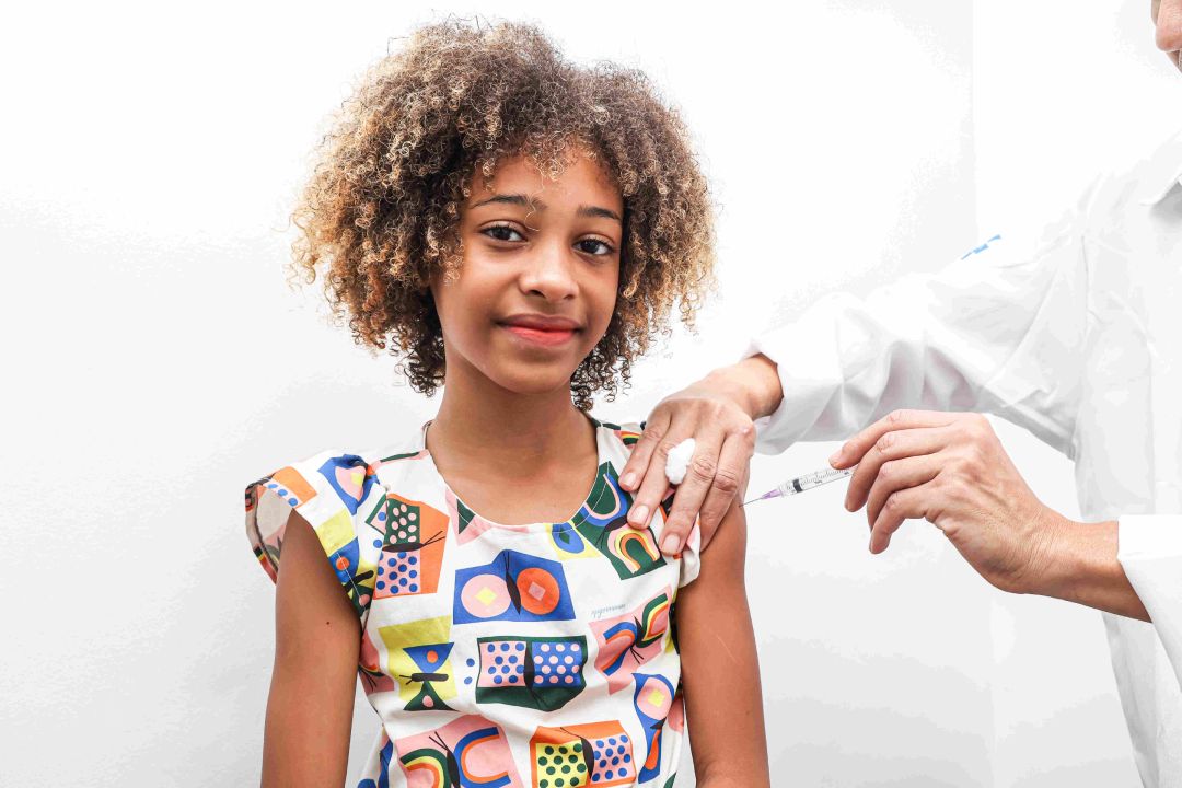 Criança sendo vacinada