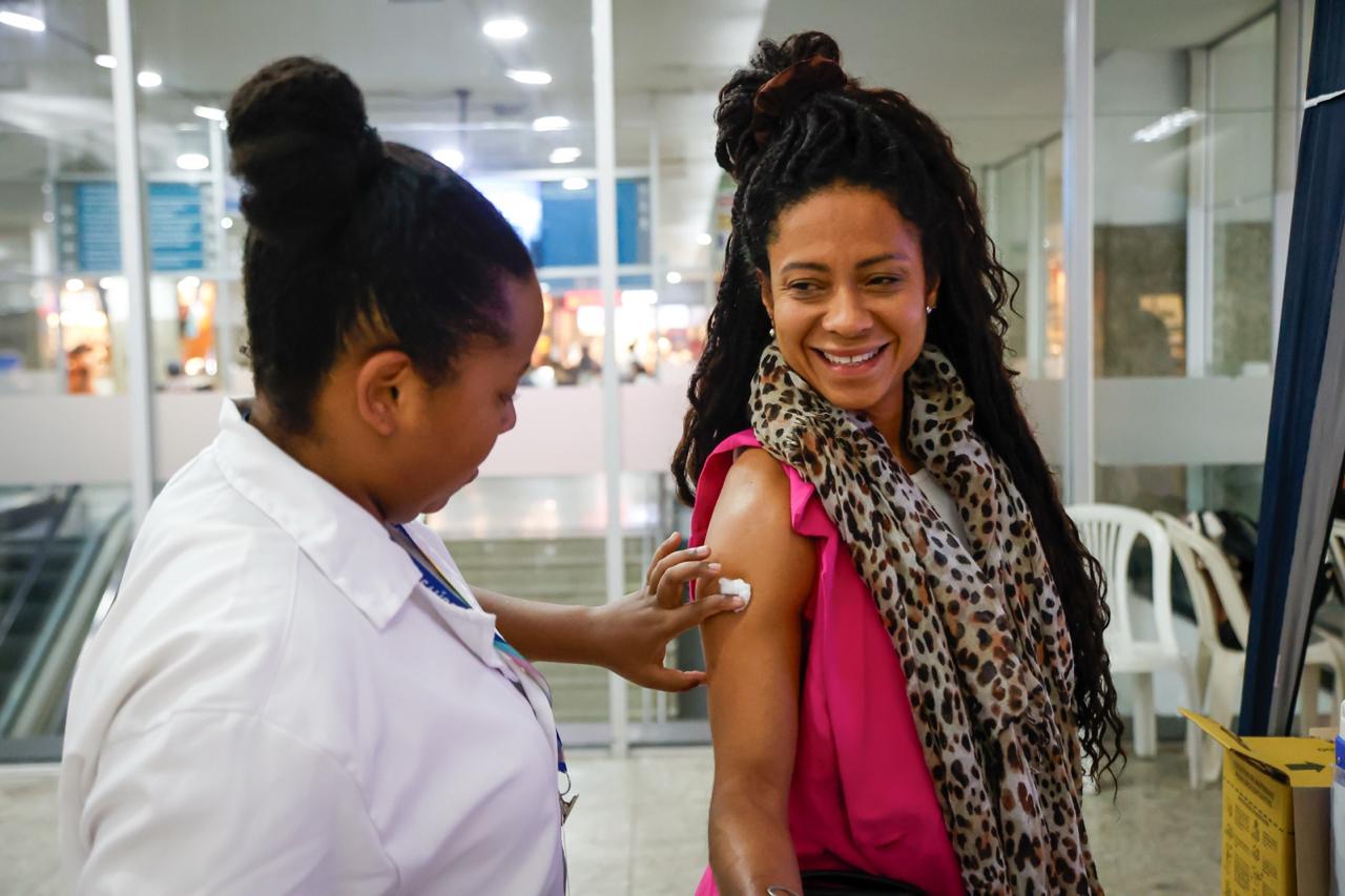 Braço recebendo vacina